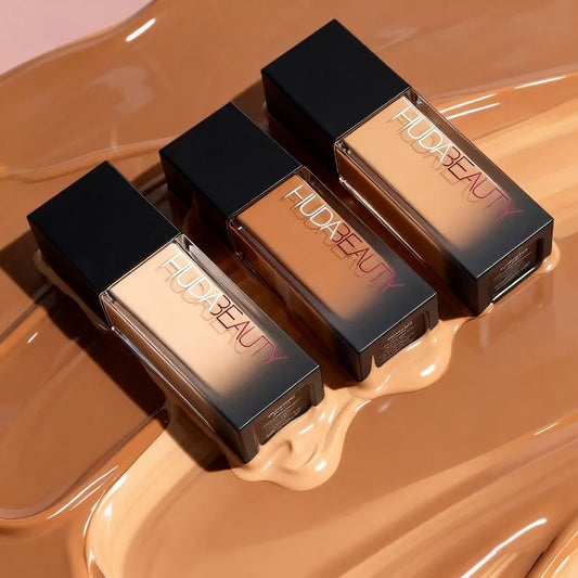 Huda Cosmetics – Base Líquida de Alta Cobertura e Longa Duração.